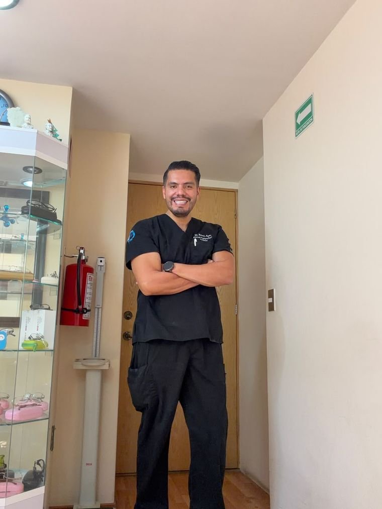 Dr. Rolando Ayala Martínez en consultorio