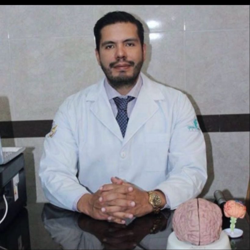 Dr. Rolando Ayala Martínez, neurocirujano en Toluca